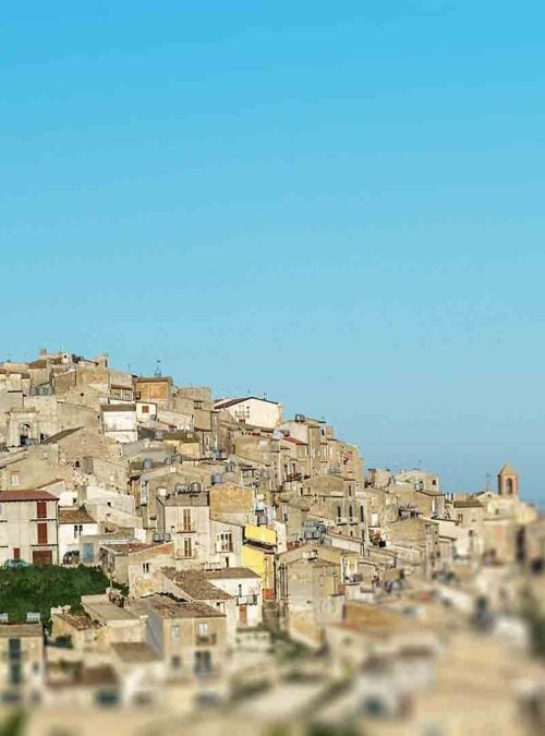An international bookshop is opening in the heart of Sicily, in Mussomeli. An interview with Mia McTigue-Rodriguez, founder of “La Nostra Bookshop”